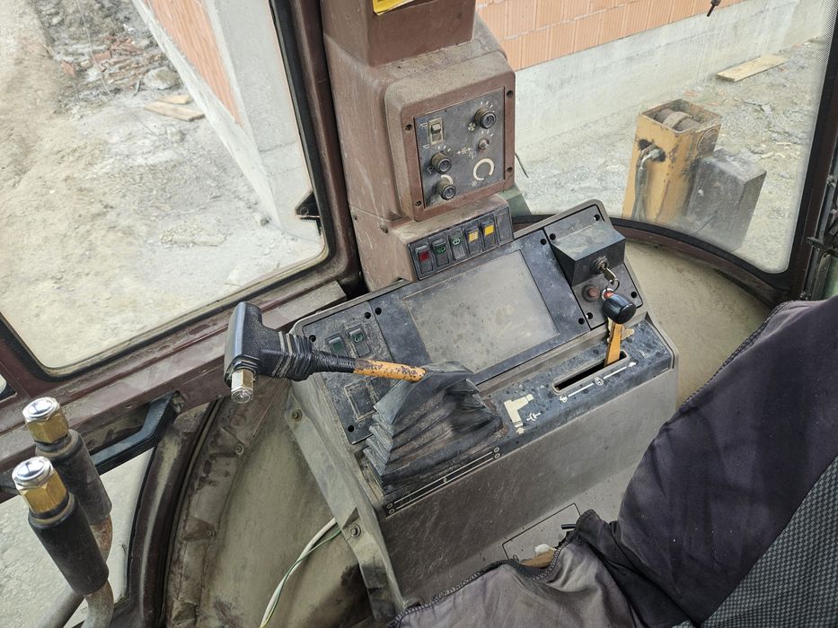 Vând buldoexcavator Case 580k