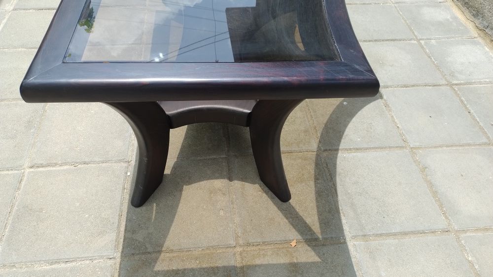 Холна маса със стъклен плот