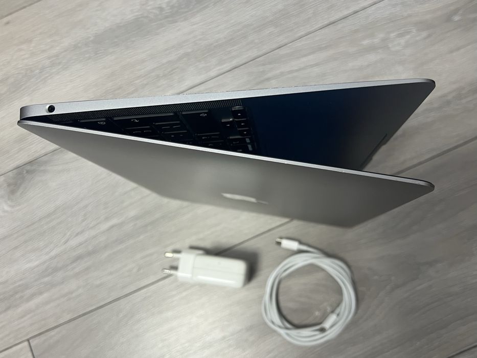 MacBook Air 13 - M1 (2020) baterie 85%