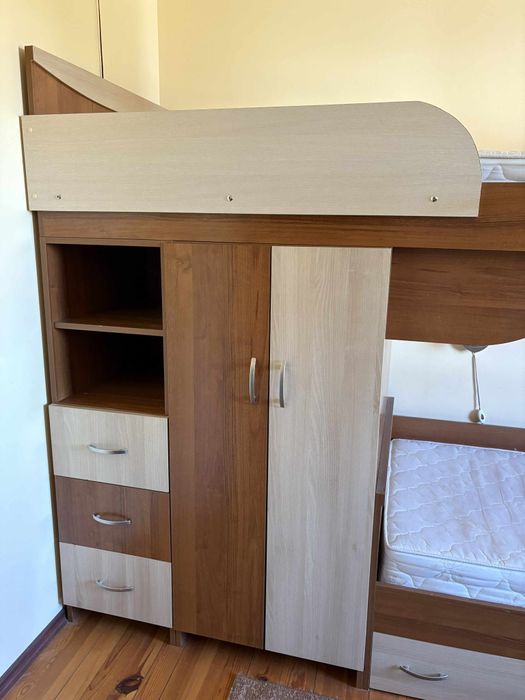 Двойно детско легло, с шкафове и гардероб