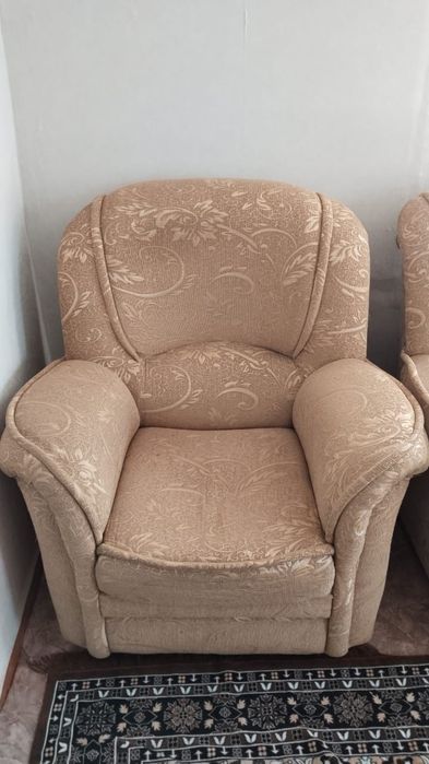 Продам диван и два кресло