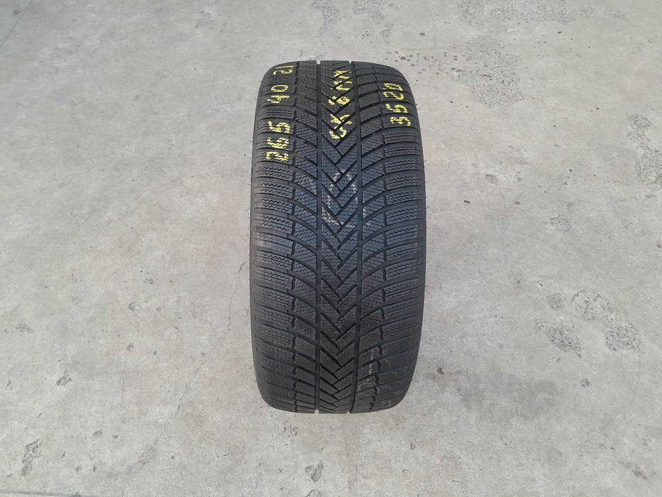 O anvelopa iarna 265 40 21 bridgestone blizzak LM 005 cu 8 mm 3520