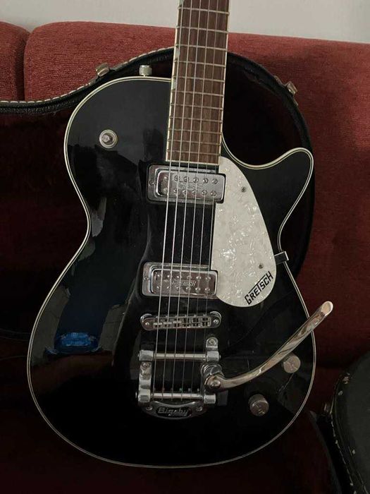 Продава Ел.китара Gretsch.С твърд калъф .