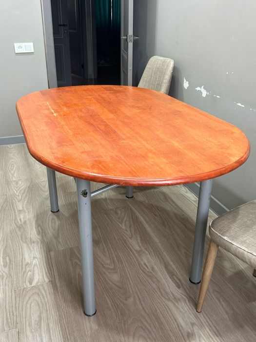 Стол овалный в хорошем состояни