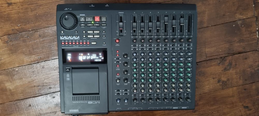 Yamaha MD 8 minidisc recorder cu mixer integrat, Japan