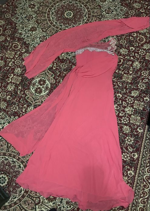 Chiroyli rozviy kuylak sotiladi razmeri 48 holati yaxshi