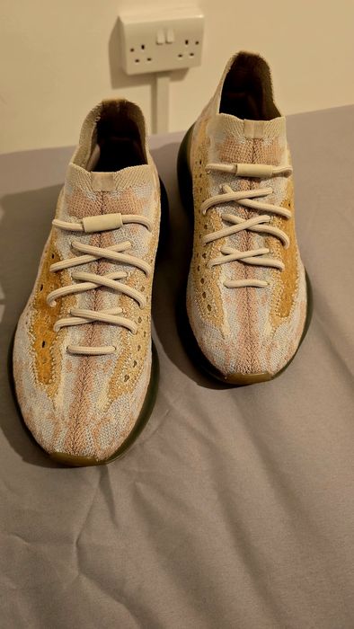 Vând Adidași YEEZY, purtați o singură dată, ca noi