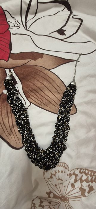 Colier cu margele albe,negre si aurii