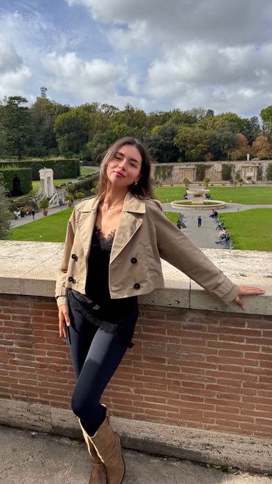 Елегантен дамски къс тренчкот