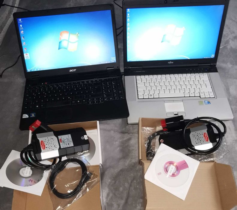 Laptop împreună cu aparat de diagnosticat Defecțiuni la Auto și Camion