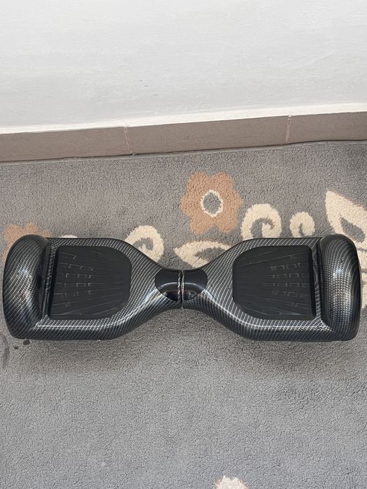 Vand hoverboard din carbon perfect pentru plimbari