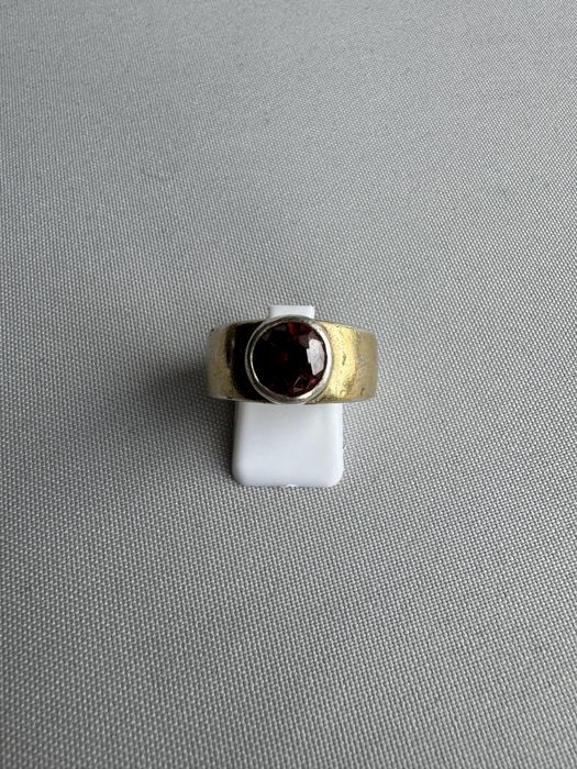 Inel din argint si granat