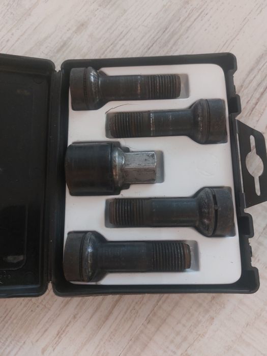 Продавам комплект секретни болтове за Mercedes w166 gle43 и др.