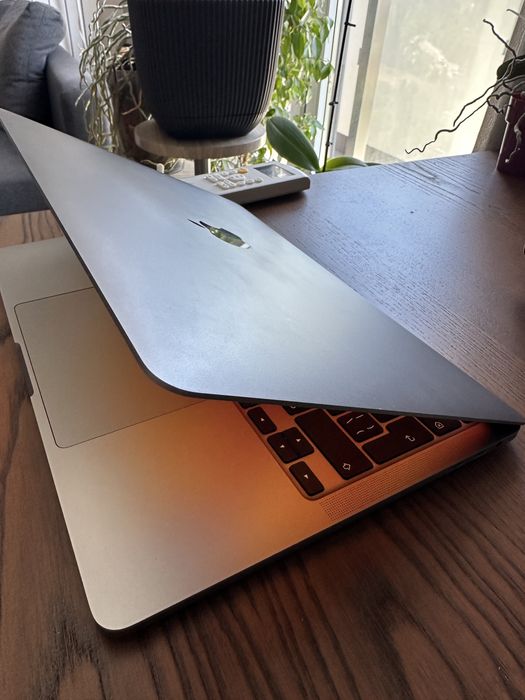 MacBook Pro 13” 2020 / i5 / 16GB / 512GB SSD / Touch Bar – перфектен