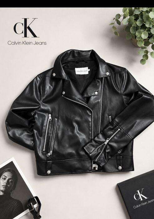 Calvin Klein Jeans кожено яке  Размер M Много запазено, носено малко. Страхотен модел с метални ципове и лого CK. Подходящо за пролет/есен.