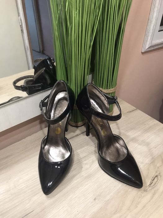 Черни, лачени обувки