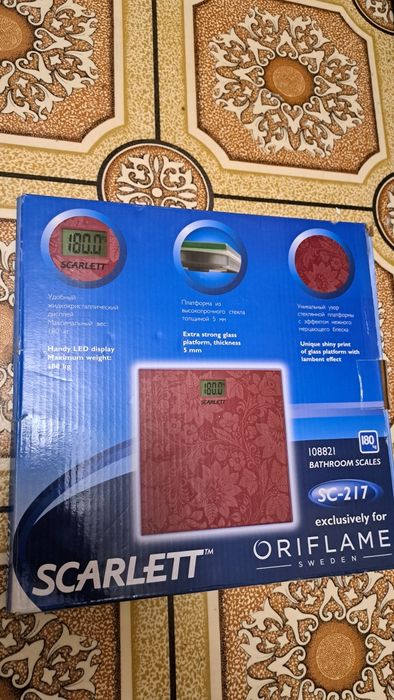 Весы напольные  фирменные.