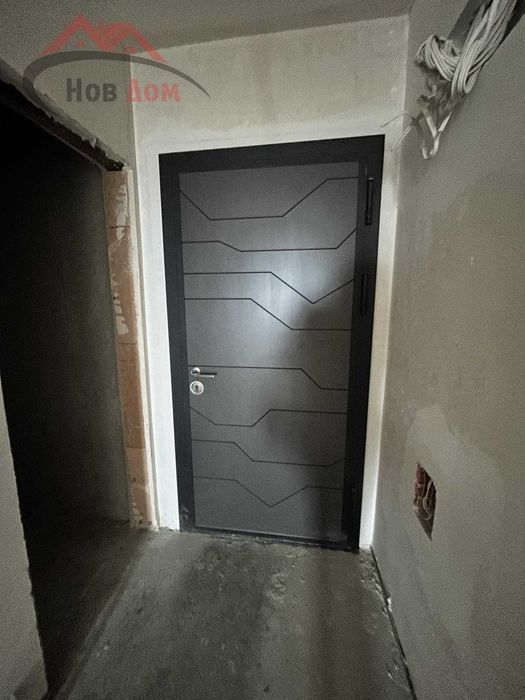 Тристаен до магазин Практикер