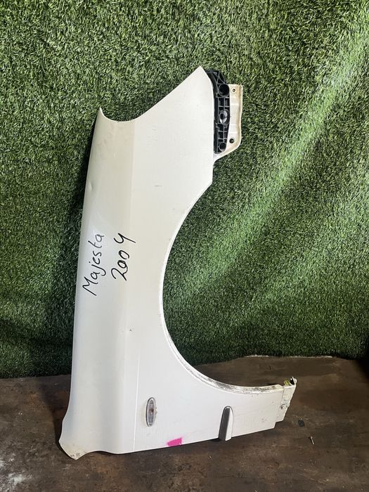 Крыло majesta 2004