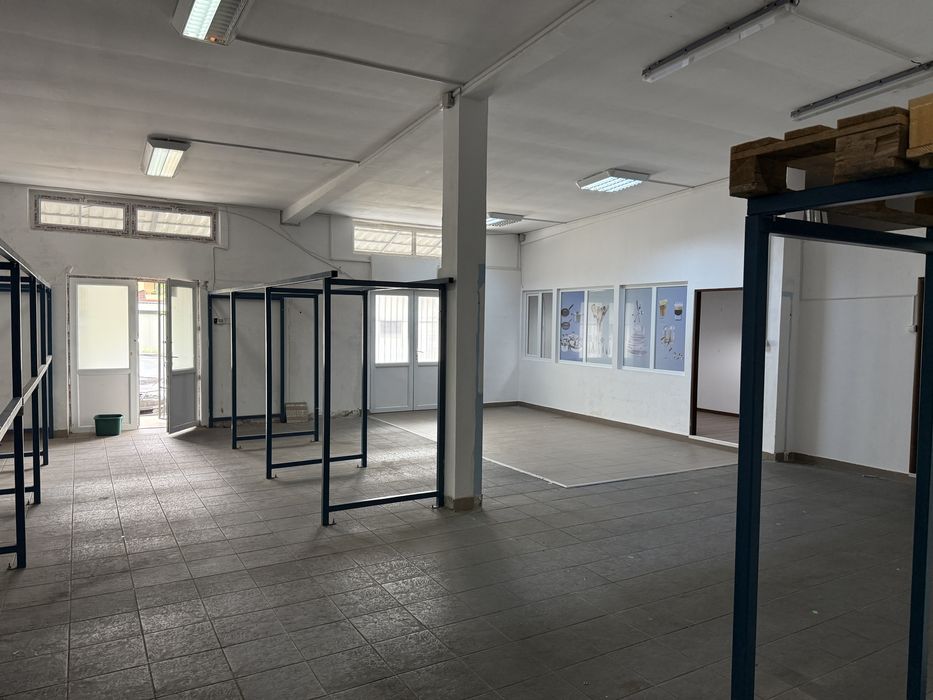 Vând spațiu comercial