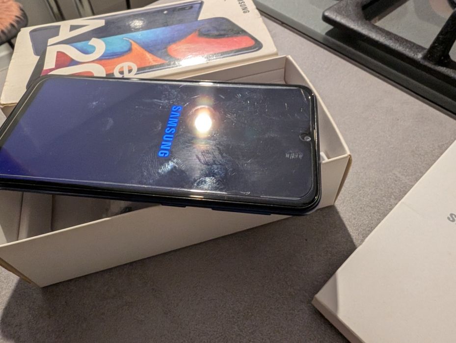 Samsung A40 cu 60/4 Gb sau un A20e cu 3/32 Gb memory