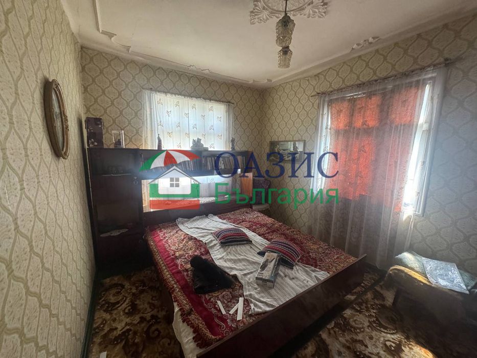 Двуетажна къща в с. Гълъбец на парцел 730 кв м, Общ. Поморие, обл.