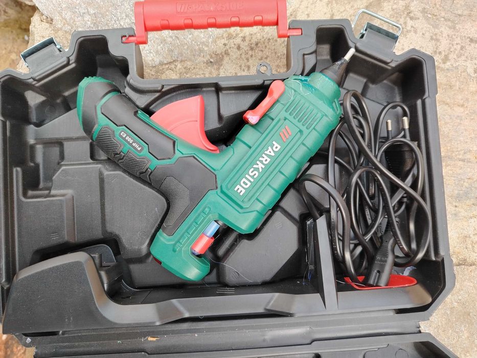 Пистолет, силикон, пръчици, нагорещява