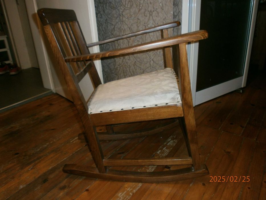 старинен люлеещ се стол