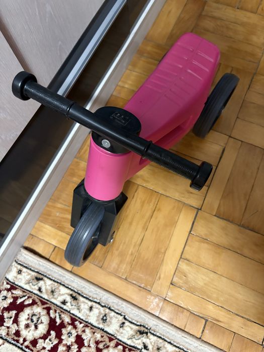 Trotineta roz silențioasă si ușoară