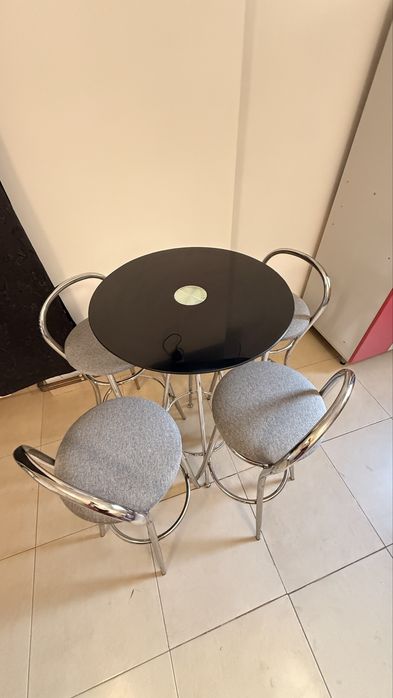 Set masa si 4 scaune pentru bar