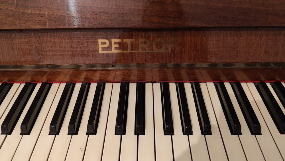 Продам пианино PETROF