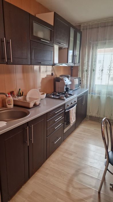 Închiriez apartament 3 camere
