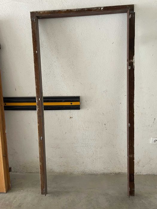 Масивна входна врата „старо желязо“ – двойно подсилена, с метална каса
