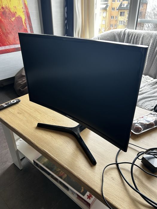 Samsung C24F396FHR – 24” Curved монитор – Отличен