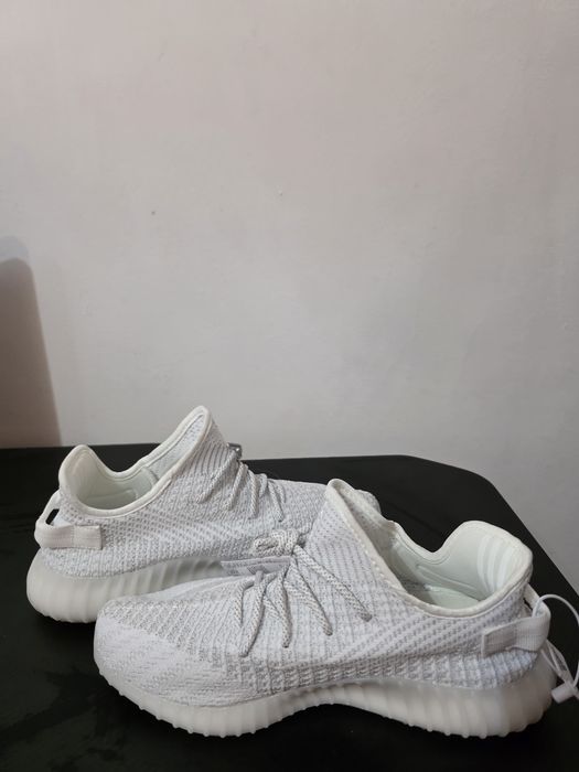 Pereche de sneakersi yezzy 350