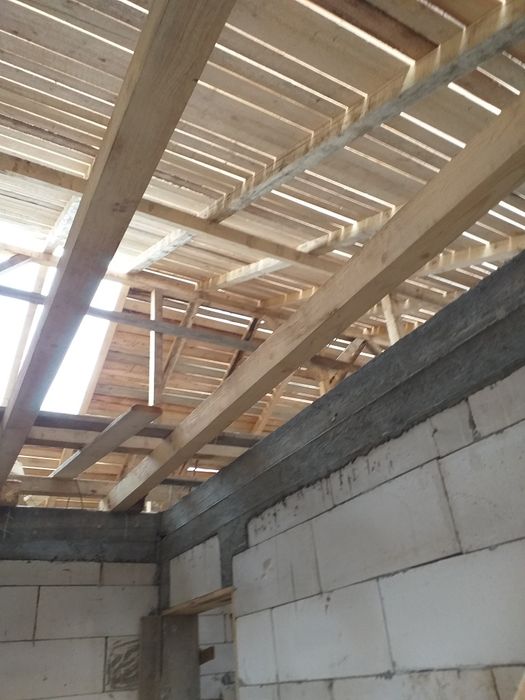 Construcții case la rosu și la cheie