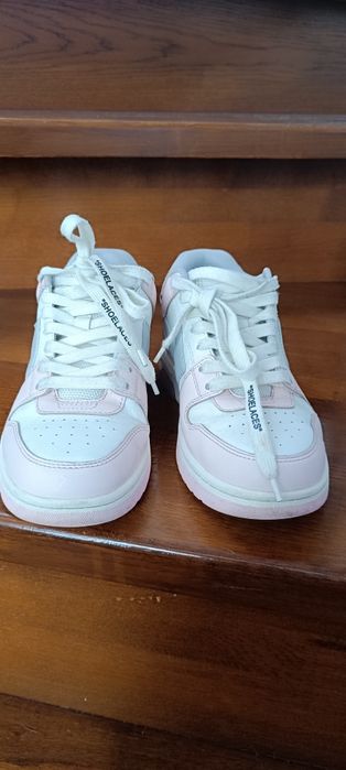 De vânzare  Off -White out of office
