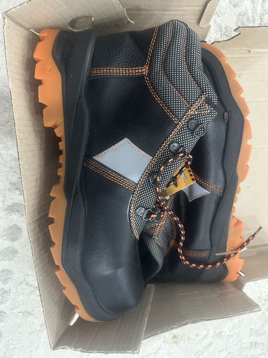 Специальная ботинка