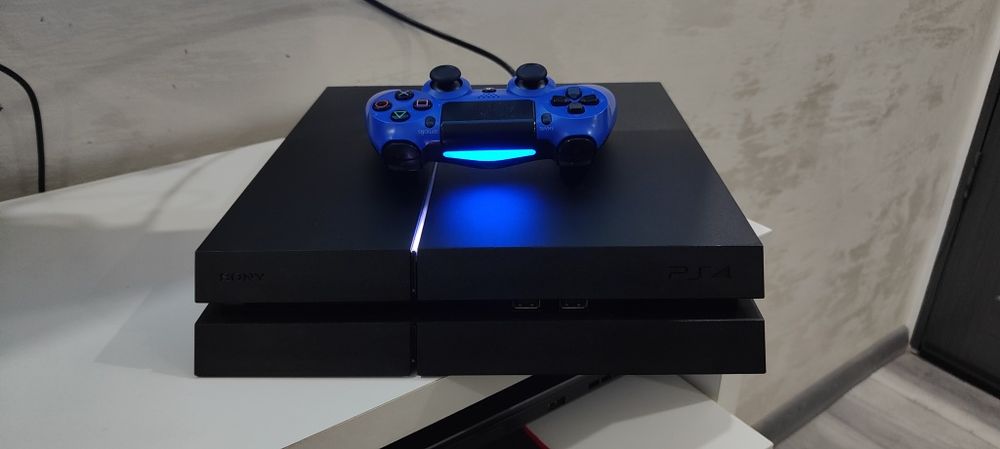 PlayStation 4 (Ps4) + controller