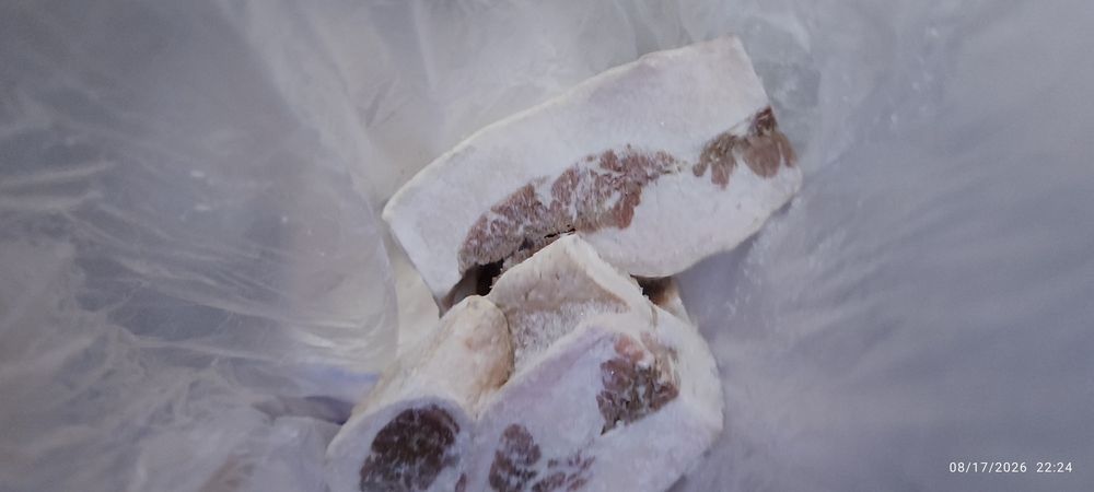 Корм собакам, обрезки конского жира, чуть мяса