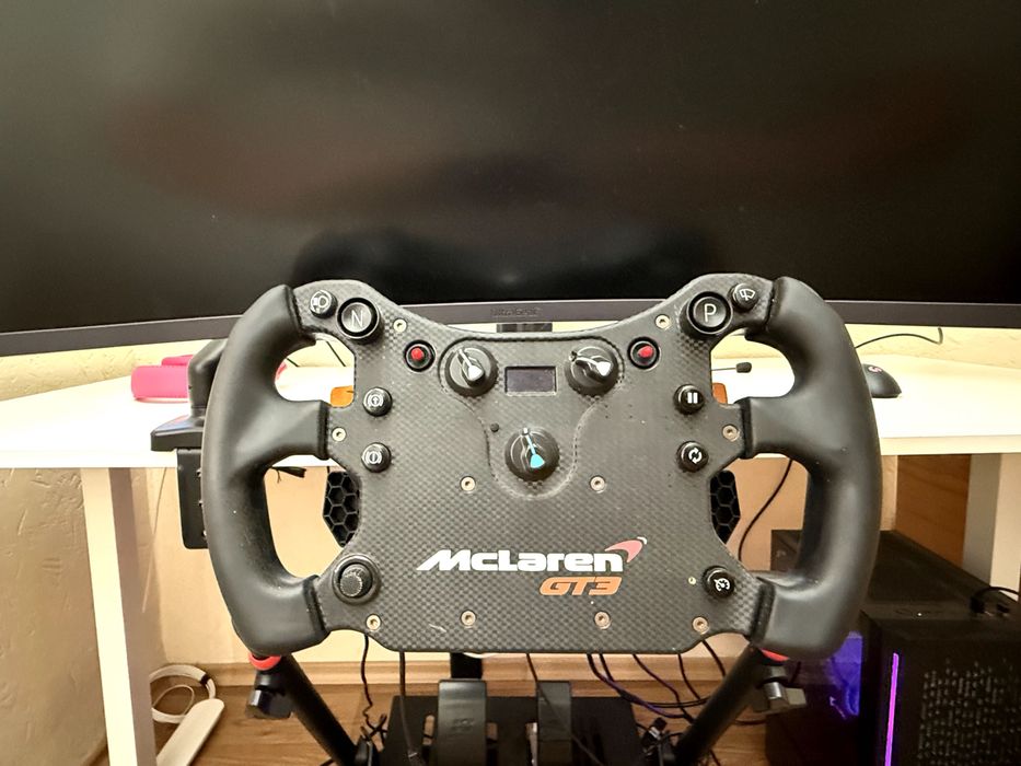 Продавам цял Fanatec sim racing setup с монитор и стойка,