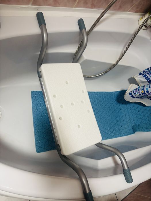 Scaun de dus din aluminiu cu fixare pentru cadă