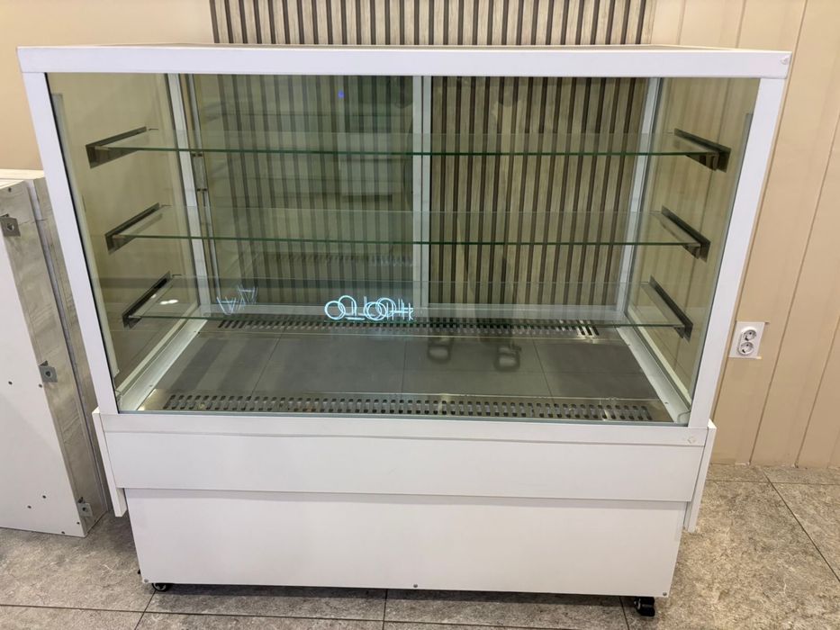 Кондитерская витрина