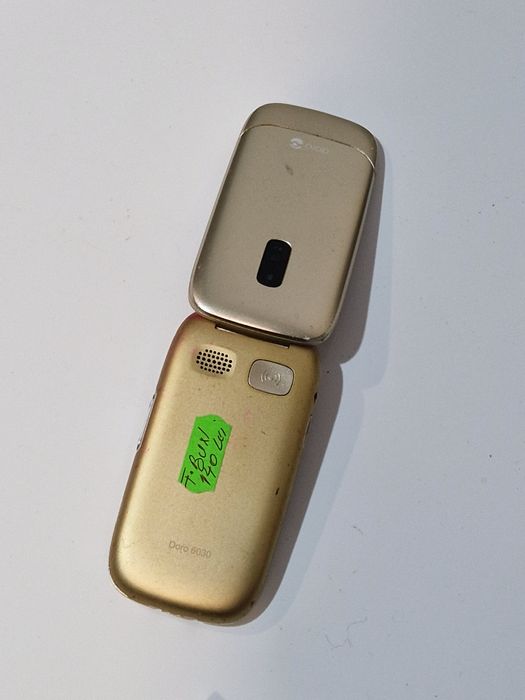 Telefon cu clapeta cu încărcător