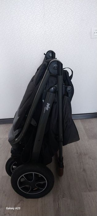 Продам коляску Joie.
