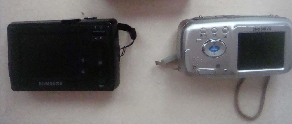 Два фотоапарата Samsung.
