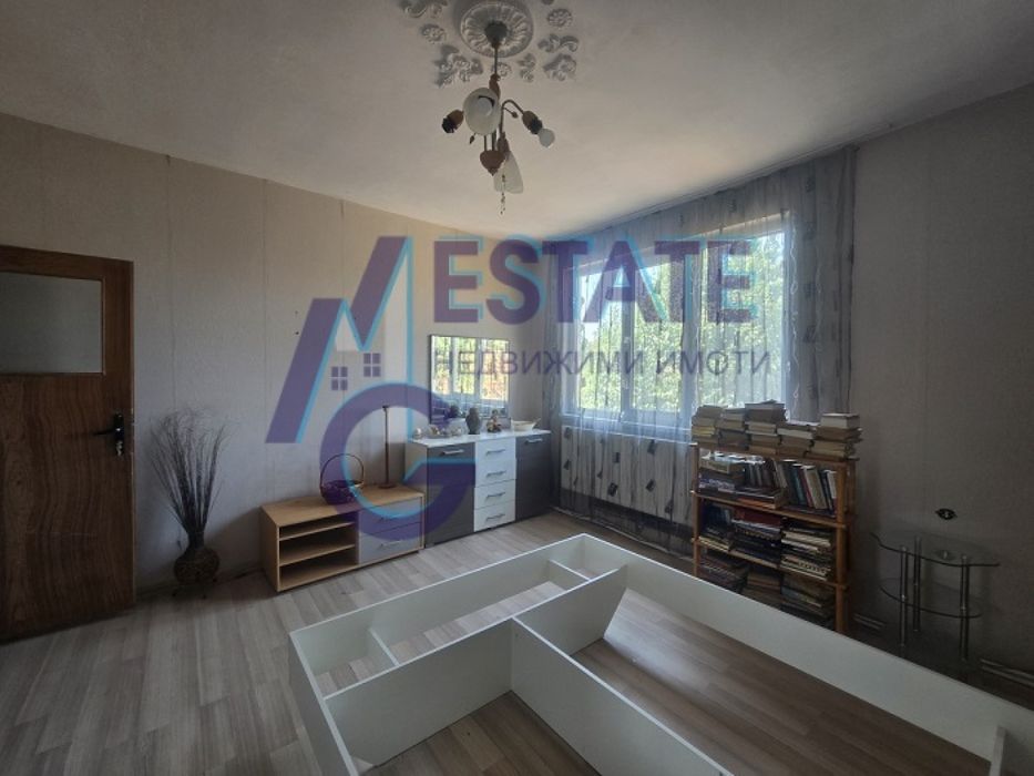 Масивна двуетажна къща гр Нови Искър