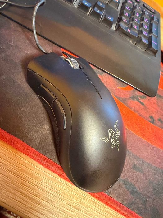Razer DeathAdder Essential (6.400 DPI, optic).