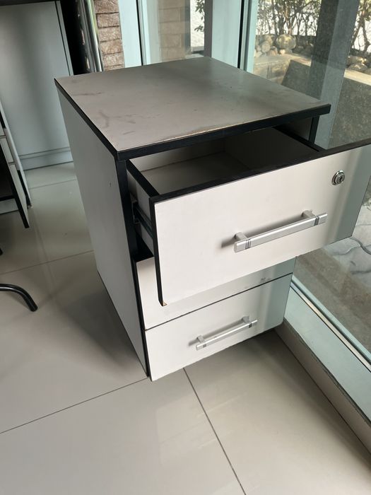 Продам тумбочку и стол 38/1/77