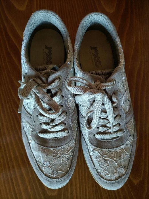 Модерни златисти маратонки номер 37